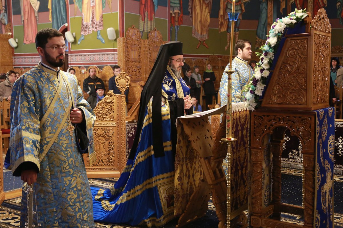 Prinos de rugăciune adus Maicii Domnului 112546