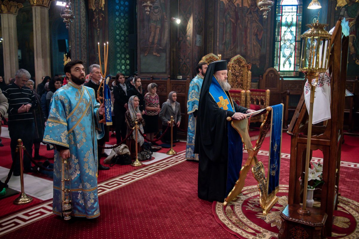 Prinos de rugăciune adus Maicii Domnului 112547