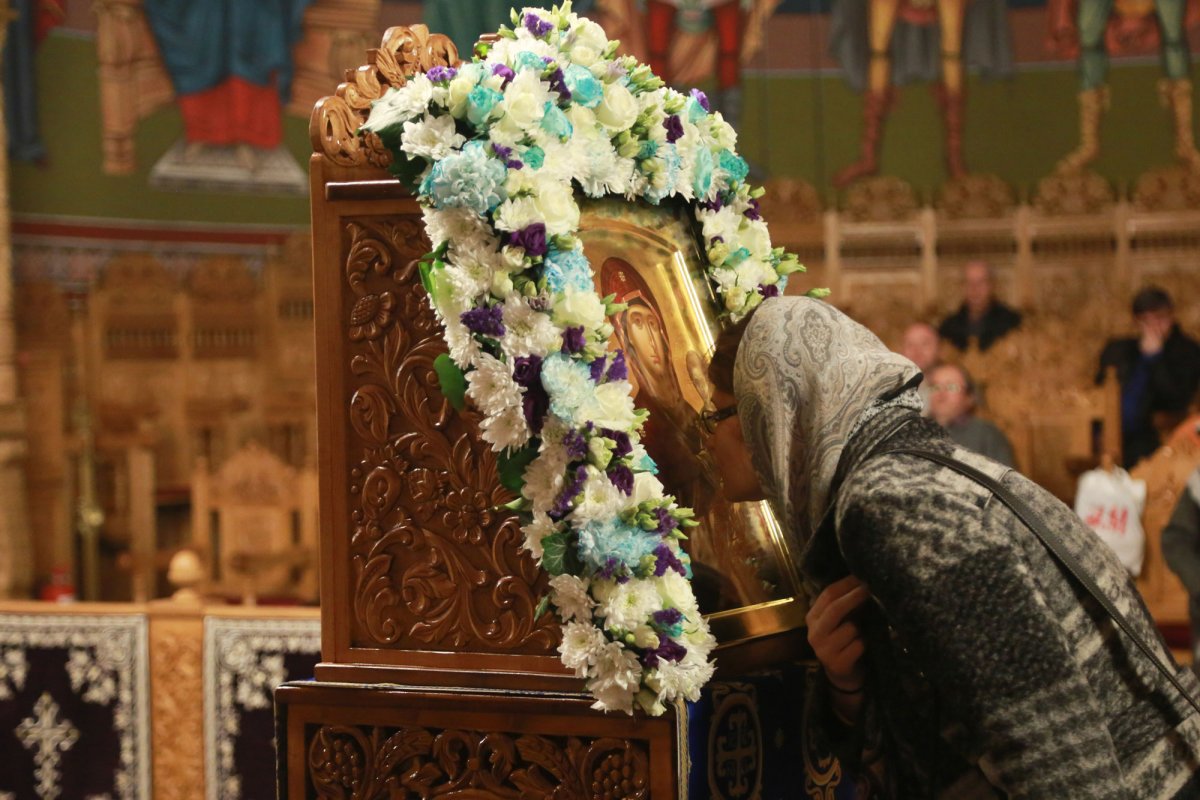 Prinos de rugăciune adus Maicii Domnului 112548