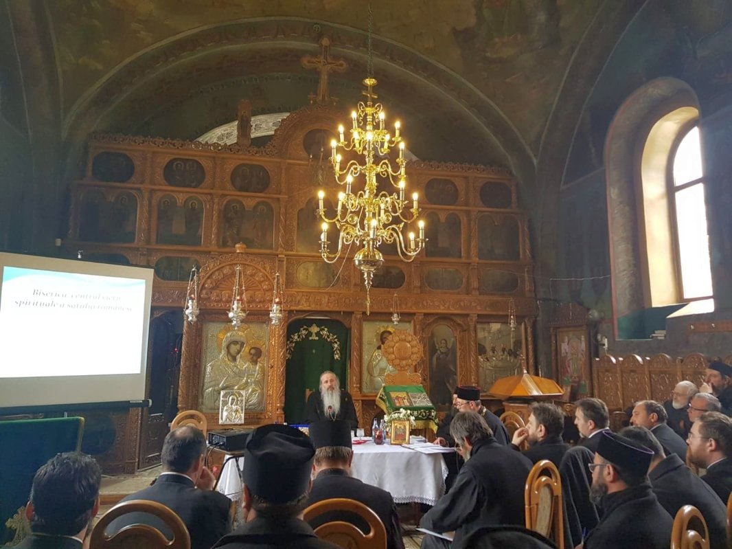 Liturghie arhierească şi sfinţire de centru social la Parohia Răuceşti 112284