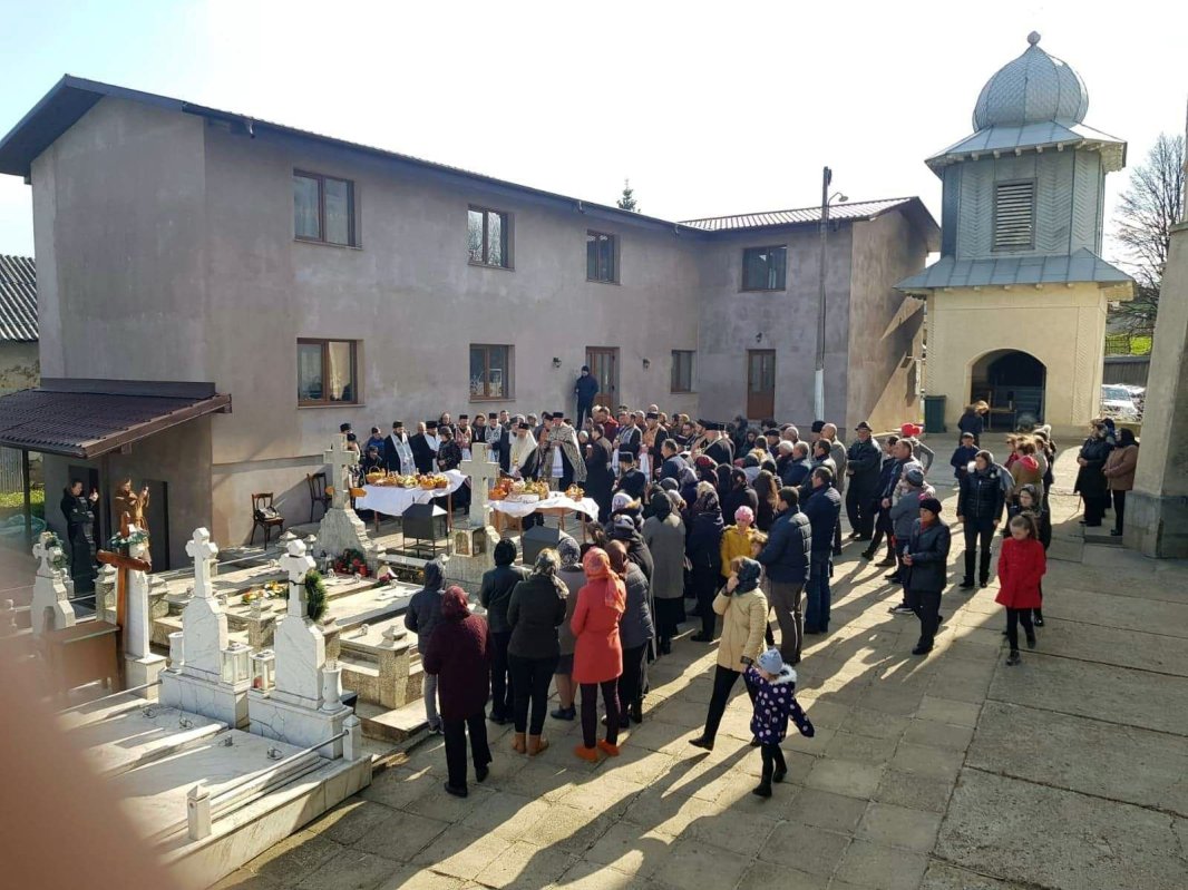 Liturghie arhierească şi sfinţire de centru social la Parohia Răuceşti 112286