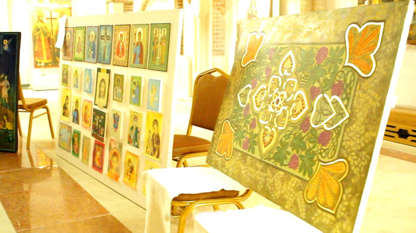 Expoziţia cu vânzare „Nestemate ale satului românesc: ia şi icoanaˮ 112126