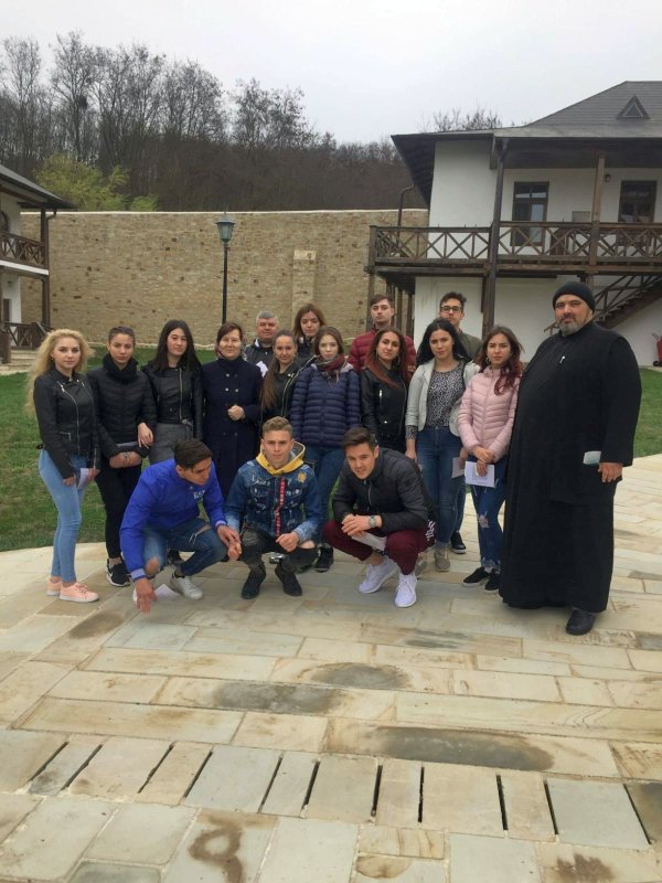 Manifestări dedicate tinerilor în Eparhia Romanului şi Bacăului 112120