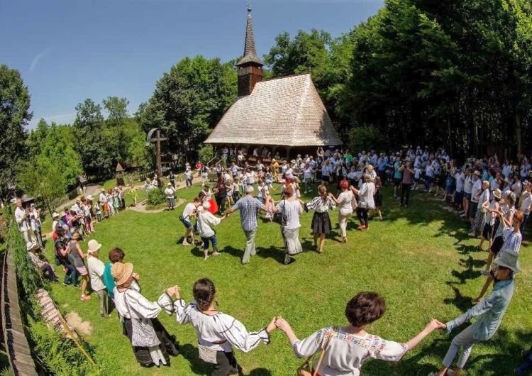 „Românul se îmbracă  și locuiește în poezie, fără a părăsi realitatea” 112373