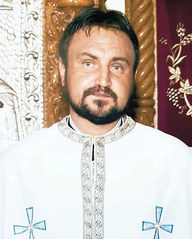 Părintele Iulian Sauciuc s-a grăbit să ciocnească oul Învierii cu Dumnezeu 111894