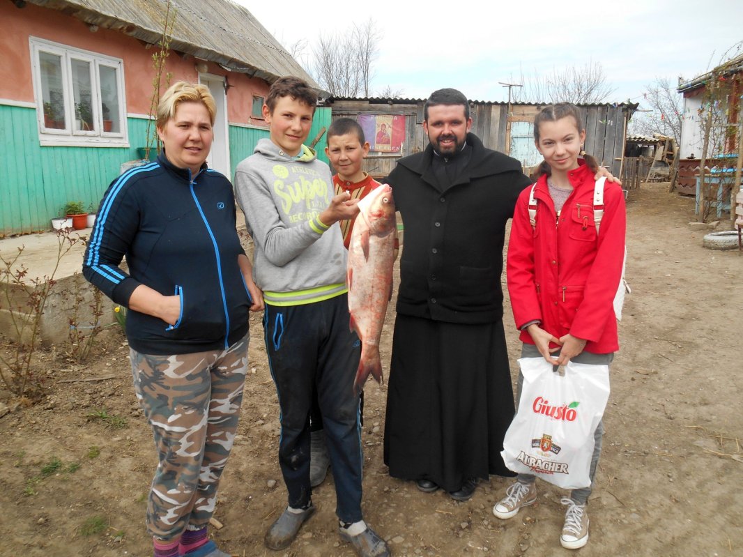 Miei şi peşti pentru credincioşii din Chişcăreni şi Sat Nou, oferiţi de preotul paroh 111824