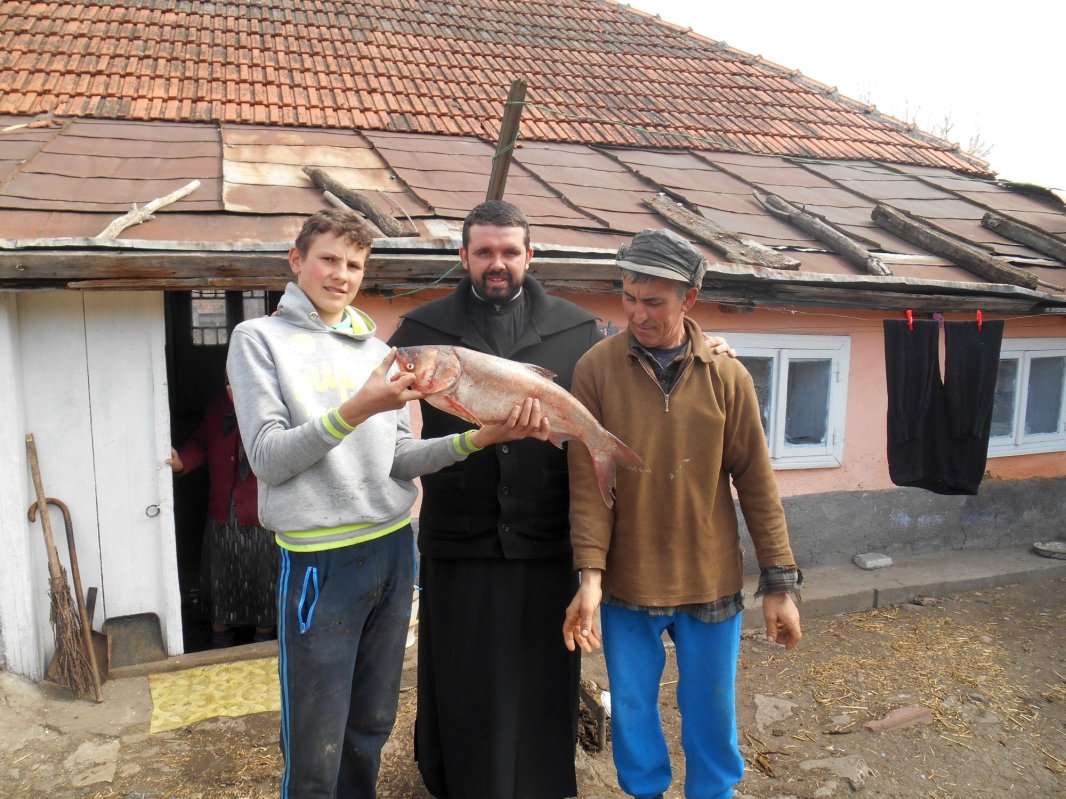 Miei şi peşti pentru credincioşii din Chişcăreni şi Sat Nou, oferiţi de preotul paroh 111825