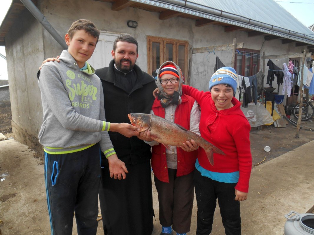 Miei şi peşti pentru credincioşii din Chişcăreni şi Sat Nou, oferiţi de preotul paroh 111826