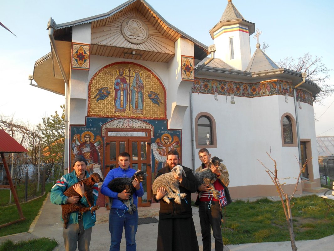 Miei şi peşti pentru credincioşii din Chişcăreni şi Sat Nou, oferiţi de preotul paroh 111827