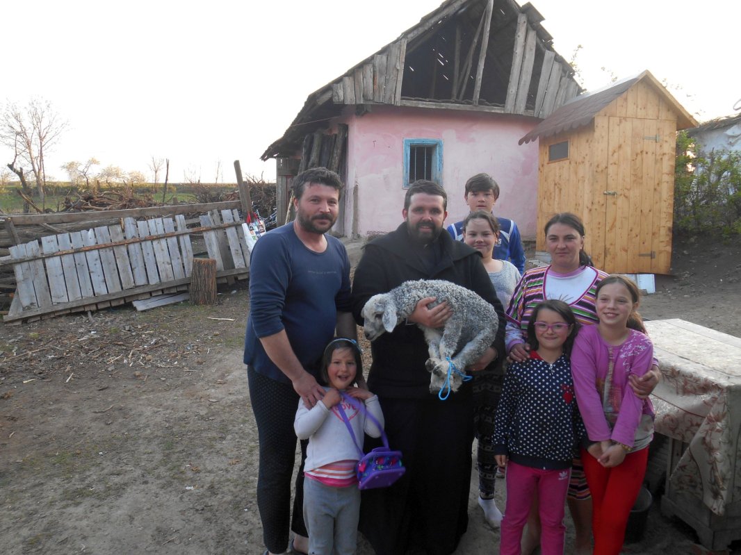Miei şi peşti pentru credincioşii din Chişcăreni şi Sat Nou, oferiţi de preotul paroh 111828