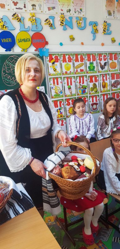 Elevii din Vicovu de Sus, iniţiaţi în taina încondeierii ouălor 111775