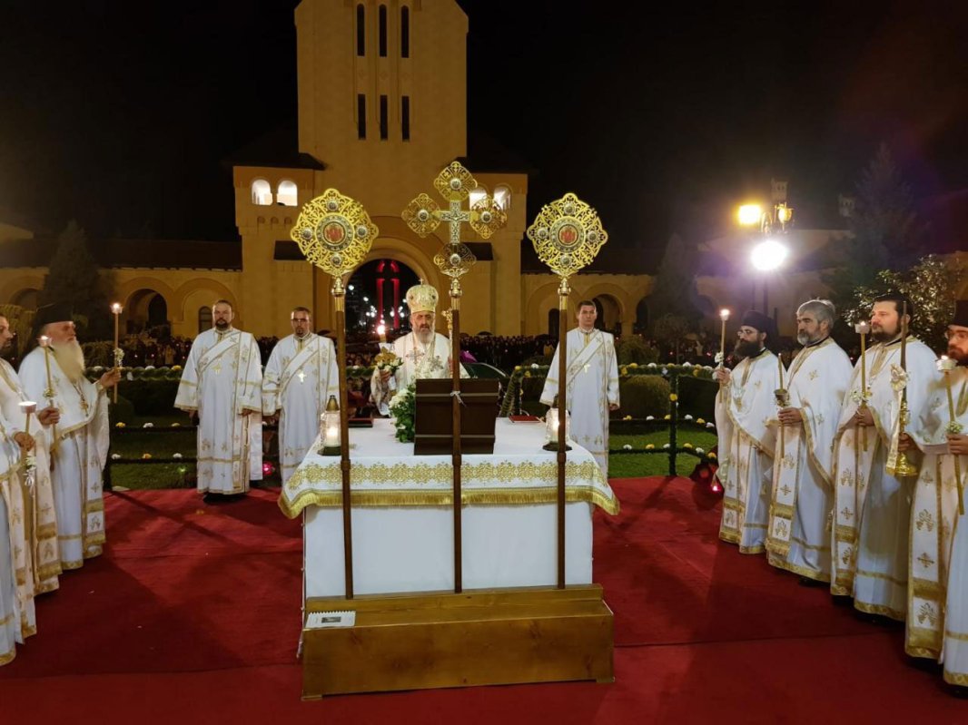 Slujiri arhierești la praznicul Învierii Domnului Iisus Hristos 111658