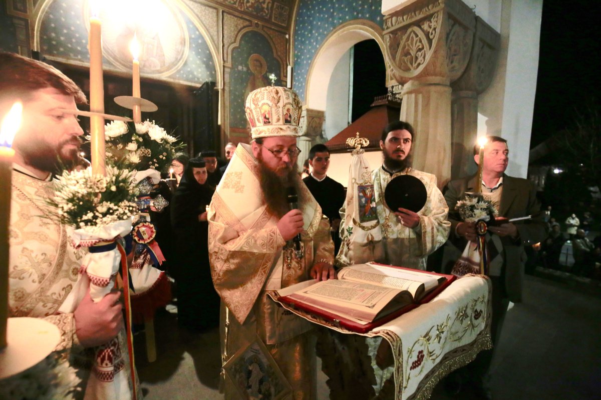 Slujiri arhierești la praznicul Învierii Domnului Iisus Hristos 111670