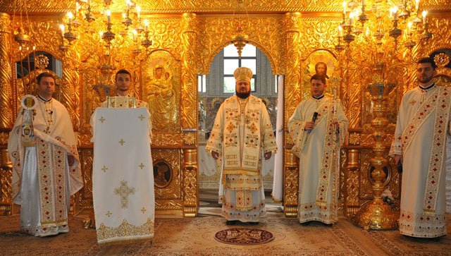 Slujiri arhierești la praznicul Învierii Domnului Iisus Hristos 111671