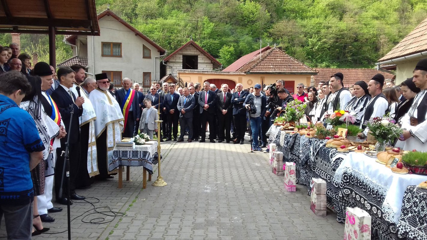 „Statu’ la vase în Lunea Paştelui”, obicei popular la Șugag, Alba 111539