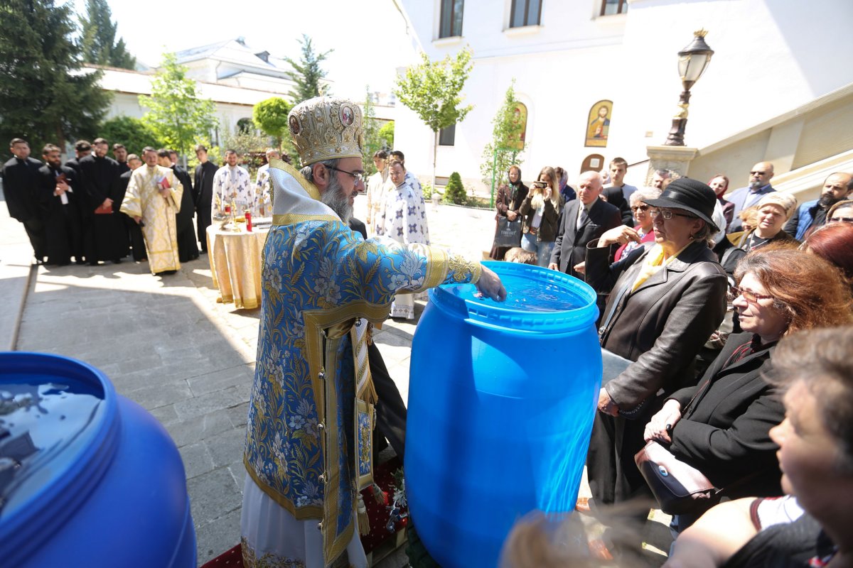 Sfințirea apei în Vinerea Luminată la Buzău 111448