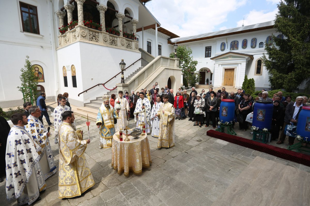 Sfințirea apei în Vinerea Luminată la Buzău 111449