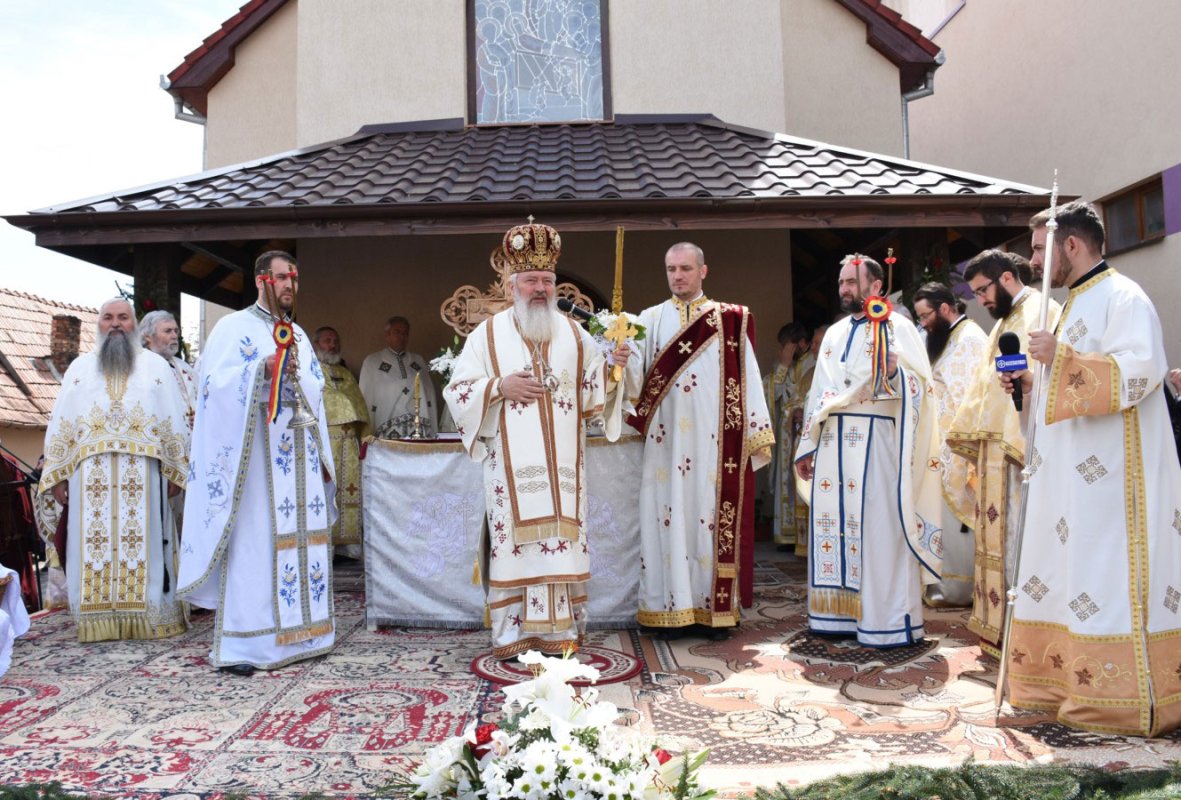 Slujiri arhierești în Sâmbăta Luminată 111480