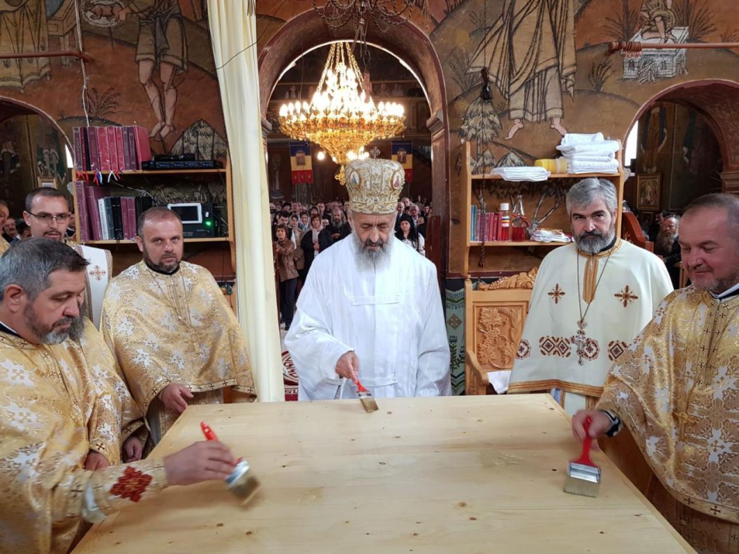 Slujiri arhierești în Duminica Tomii 111366