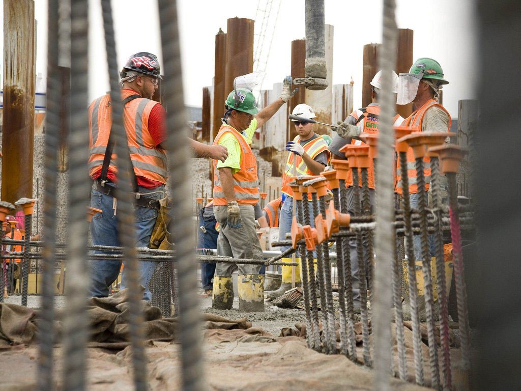 Salarii mai mari, dar muncitori mai puţini 115559