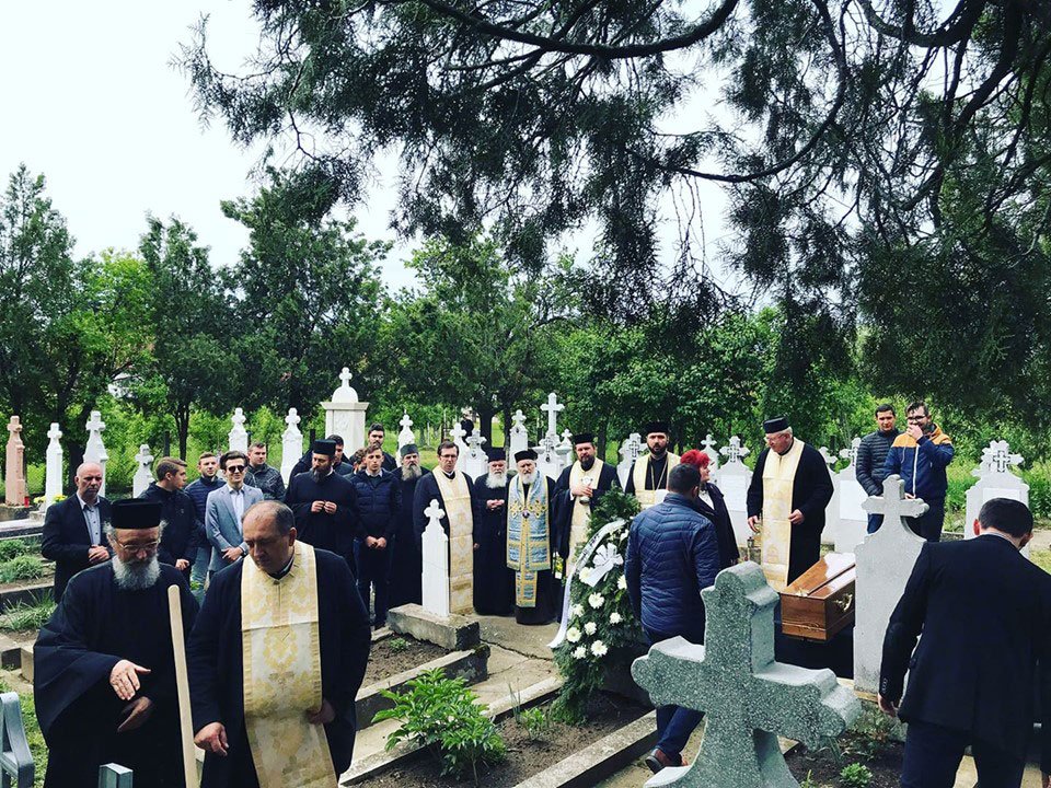 Osemintele pr. prof. Petru Deheleanu și ale familiei sale, reînhumate în cimitirul Mănăstirii Hodoș-Bodrog, Arad 115687