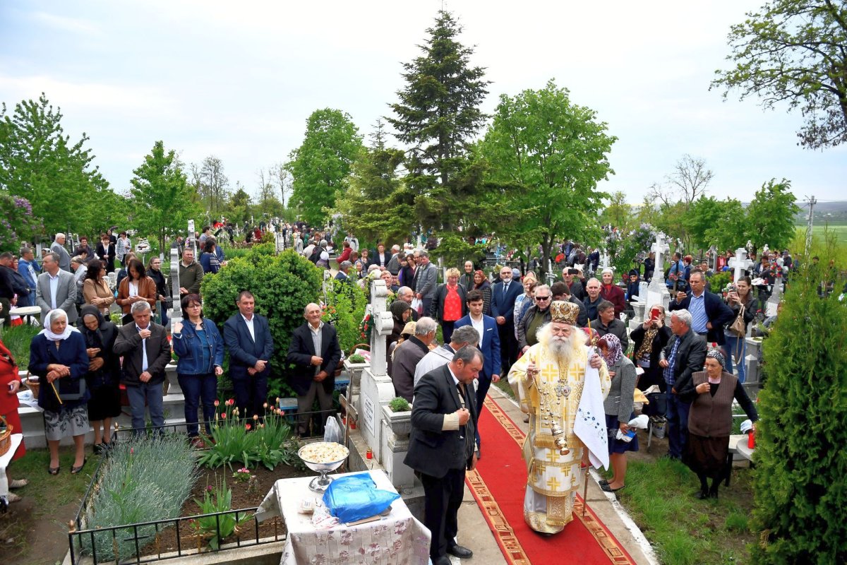 Rugăciune în jurul mormintelor, la Andrieşeni 115598