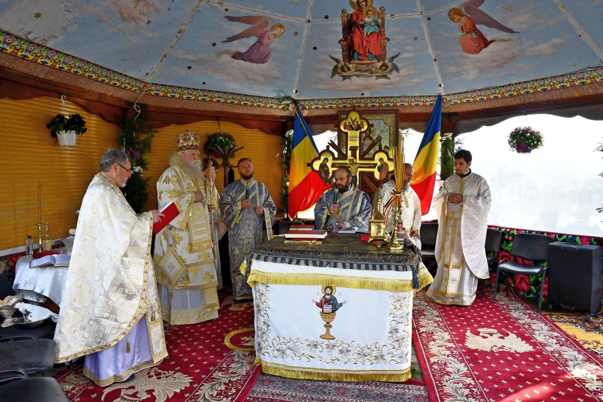 Rugăciune în jurul mormintelor, la Andrieşeni 115599