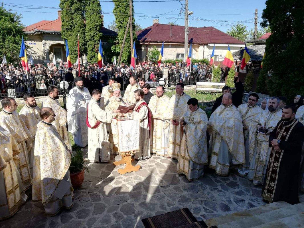 Biserica „Sfinţii Voievozi“ din Bacău a fost resfinţită 115949