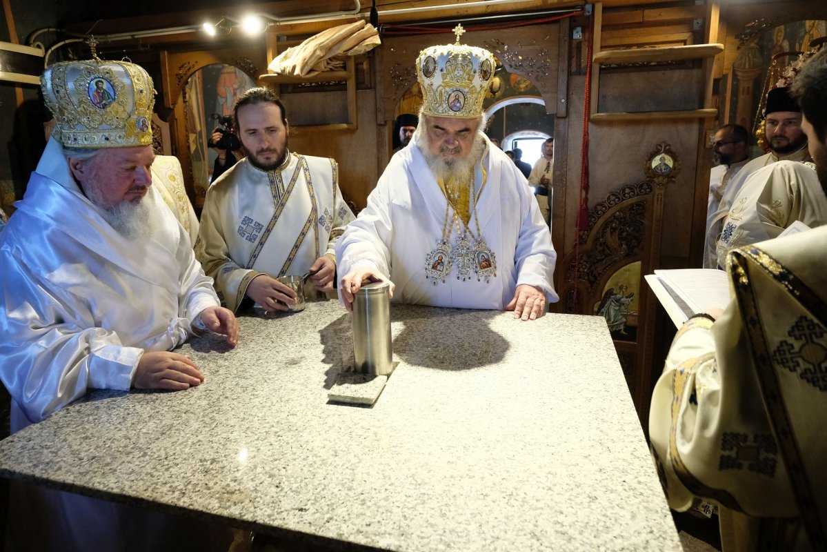 Sfințirea unei mănăstiri reînviate din Prahova 115891