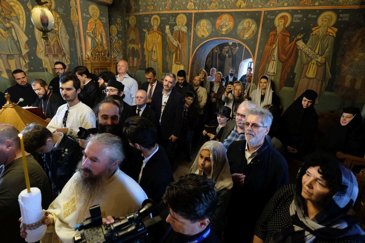 Sfințirea unei mănăstiri reînviate din Prahova 115892