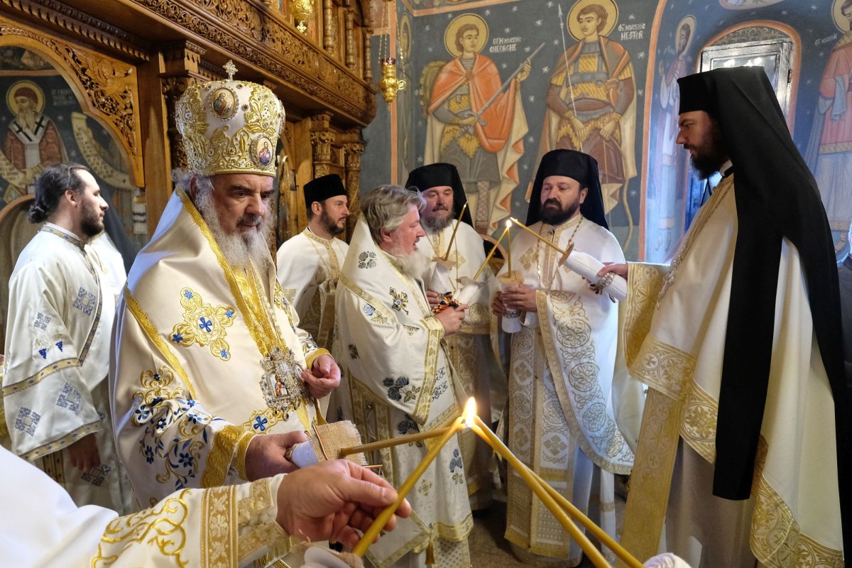 Sfințirea unei mănăstiri reînviate din Prahova 115893