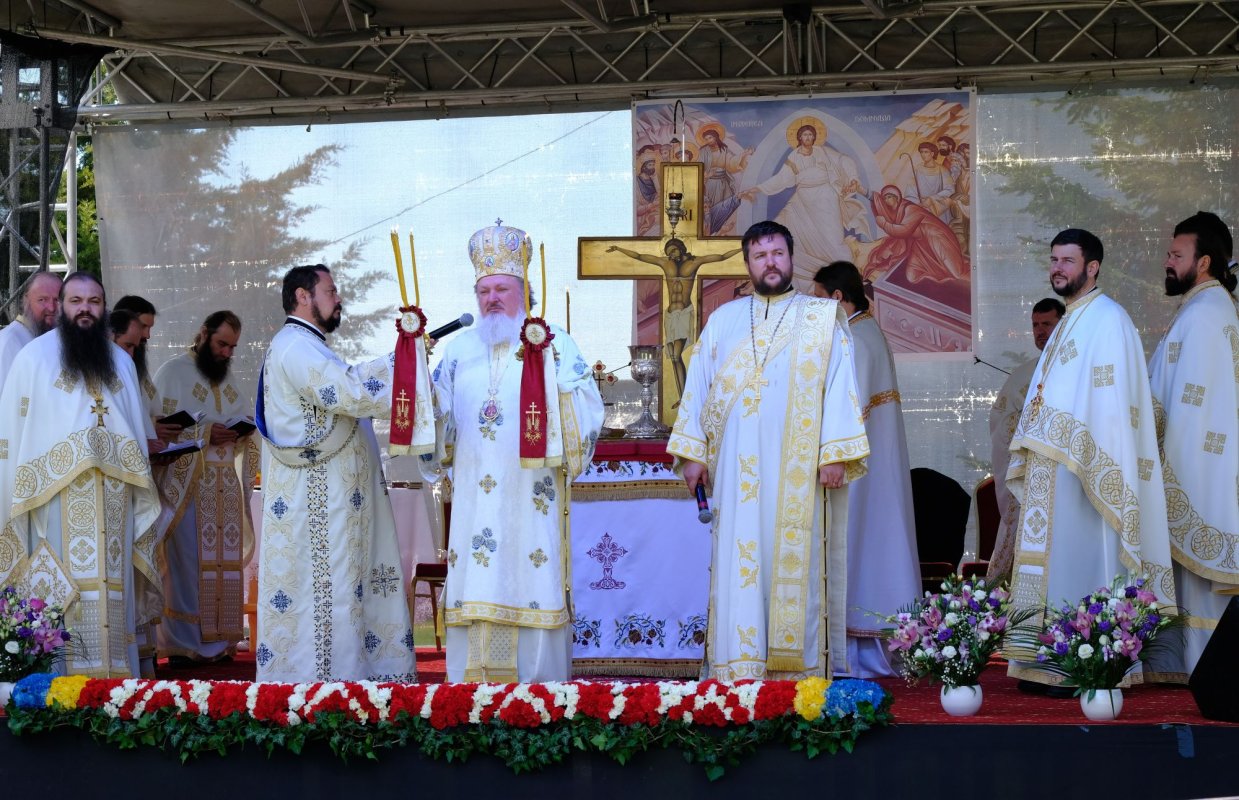 Sfințirea unei mănăstiri reînviate din Prahova 116482