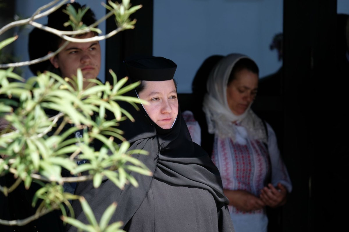 Sfințirea unei mănăstiri reînviate din Prahova 116483