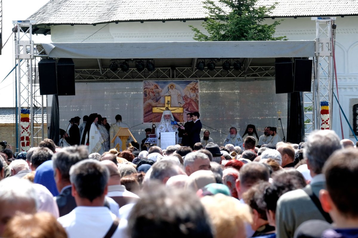 Sfințirea unei mănăstiri reînviate din Prahova 116485