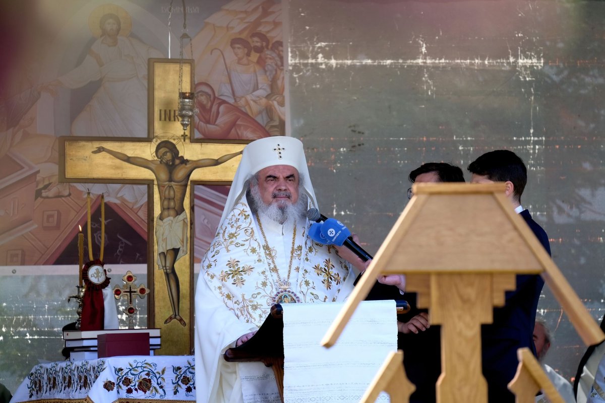 Sfințirea unei mănăstiri reînviate din Prahova 116486