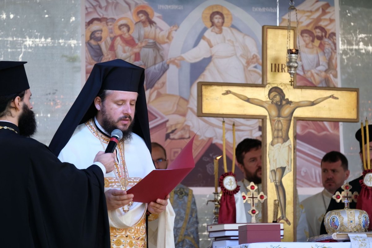 Sfințirea unei mănăstiri reînviate din Prahova 116487