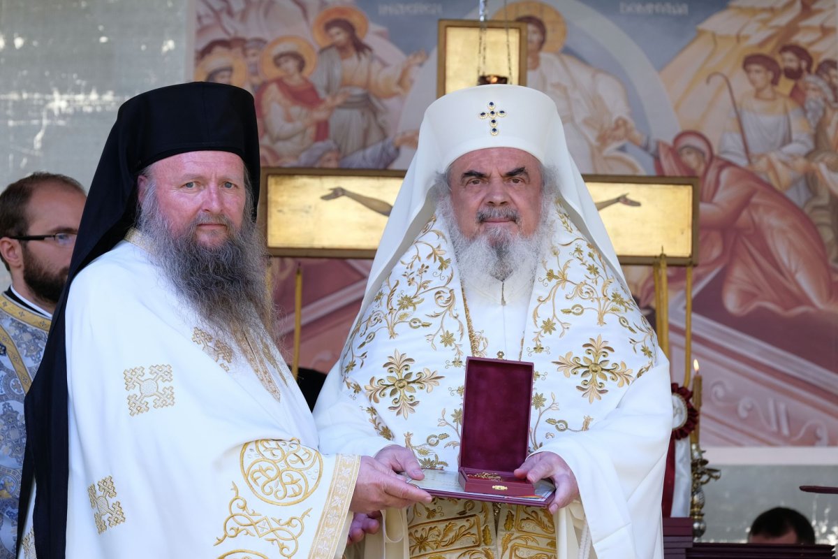 Sfințirea unei mănăstiri reînviate din Prahova 116488