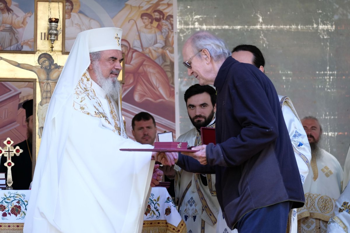 Sfințirea unei mănăstiri reînviate din Prahova 116489