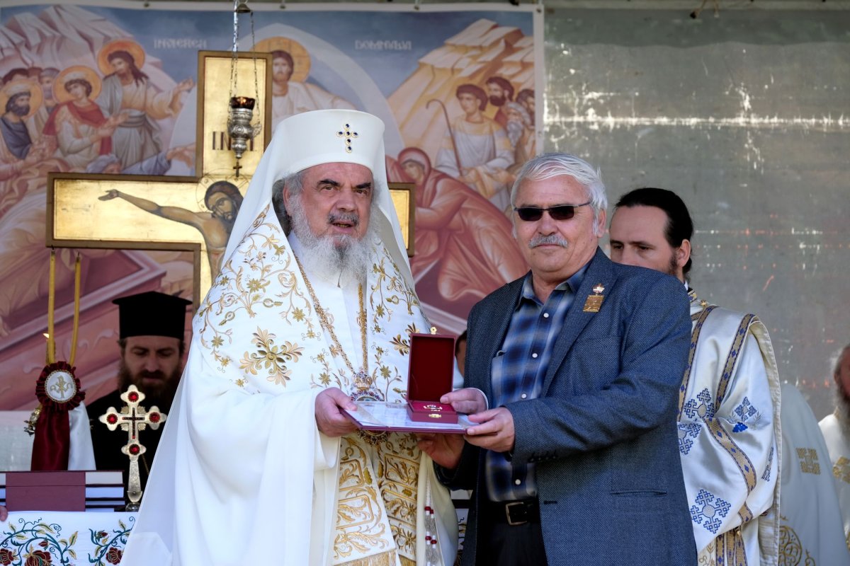 Sfințirea unei mănăstiri reînviate din Prahova 116490