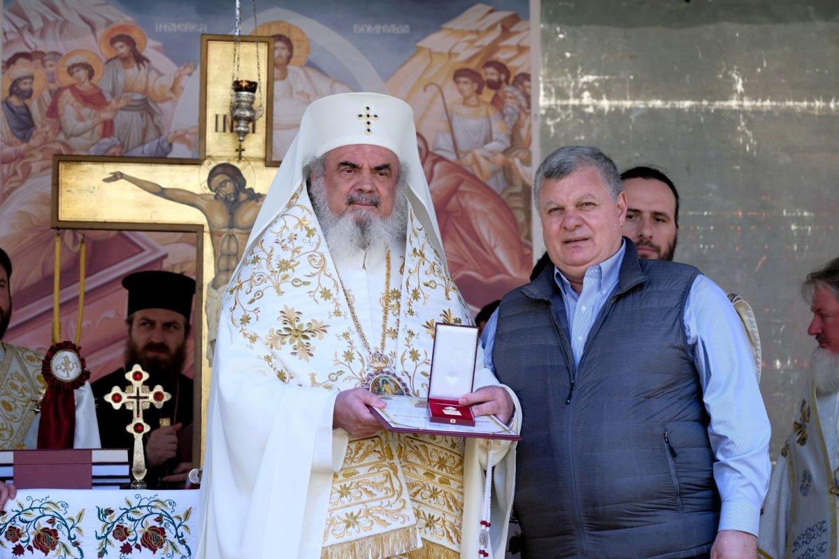 Sfințirea unei mănăstiri reînviate din Prahova 116491