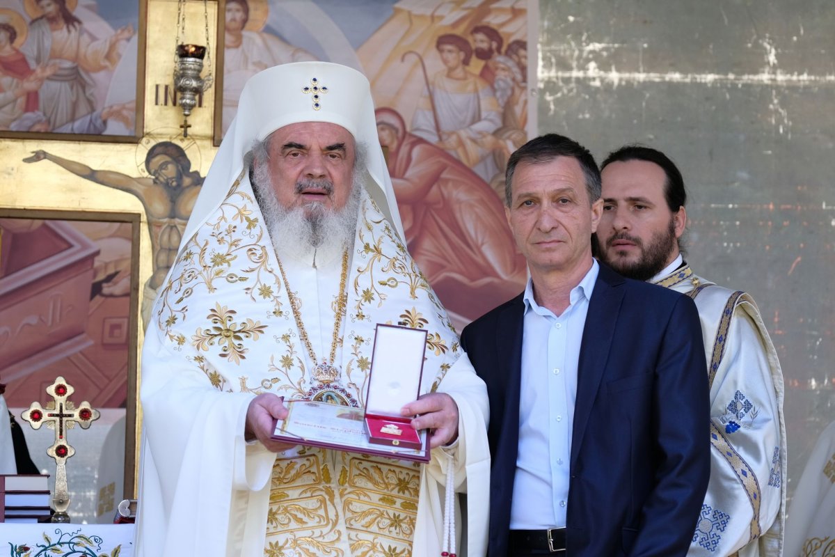 Sfințirea unei mănăstiri reînviate din Prahova 116492