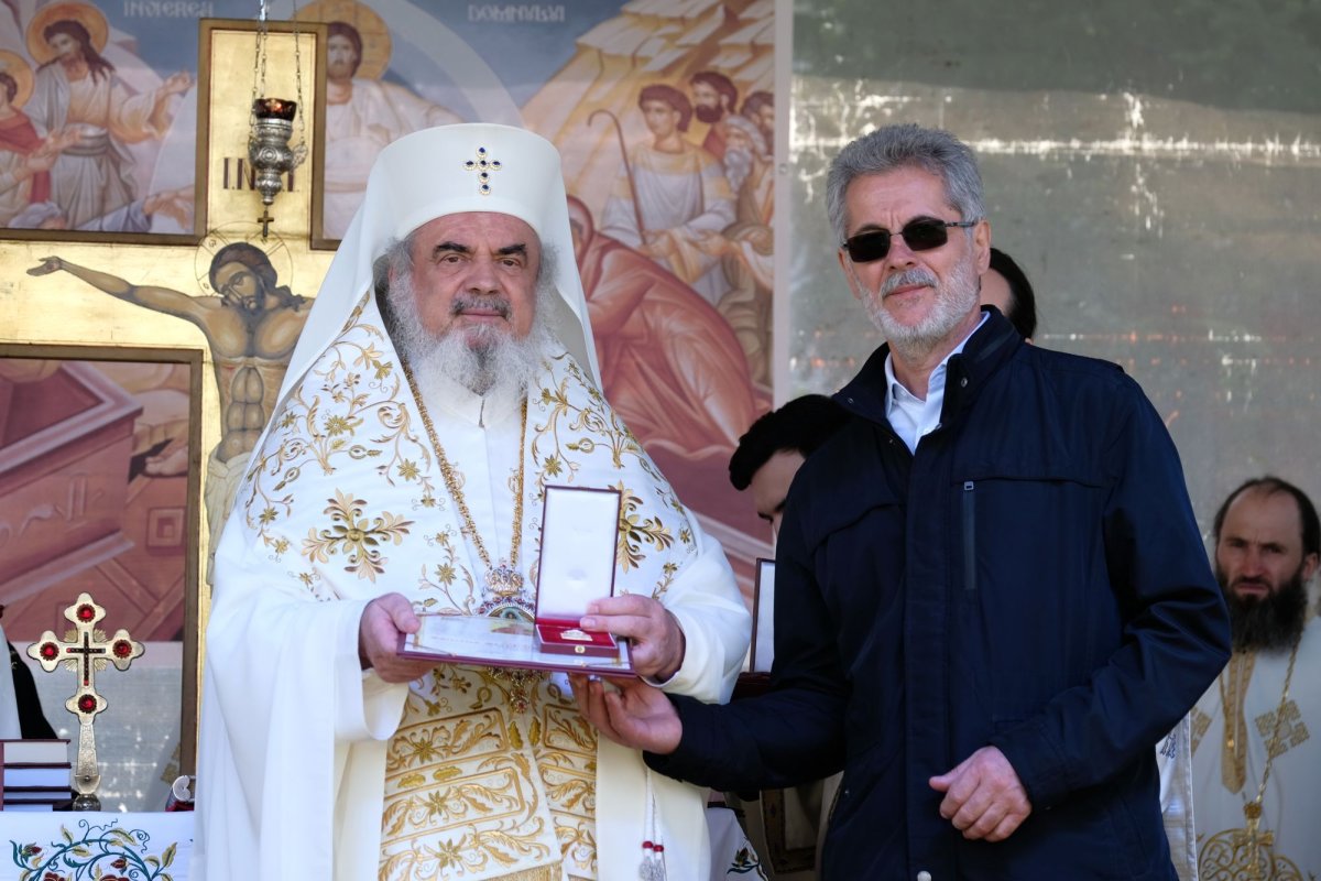 Sfințirea unei mănăstiri reînviate din Prahova 116493