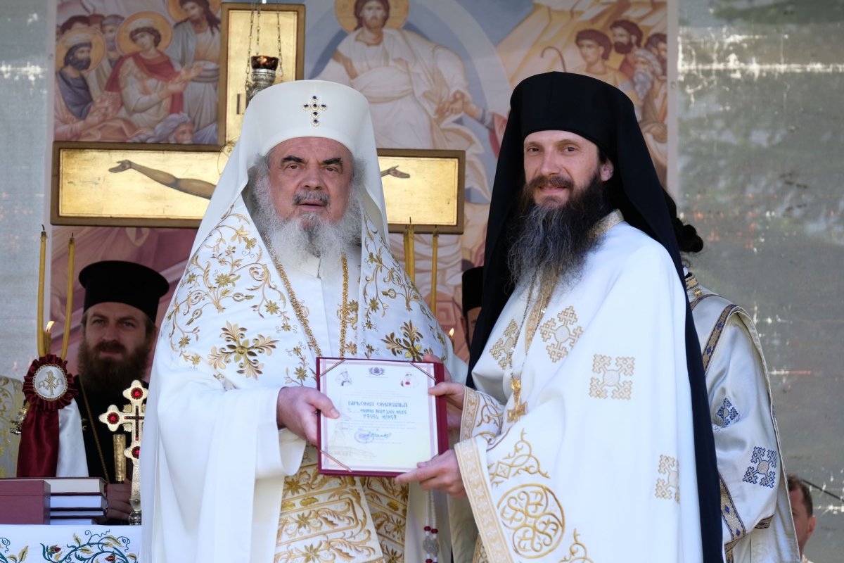 Sfințirea unei mănăstiri reînviate din Prahova 116494