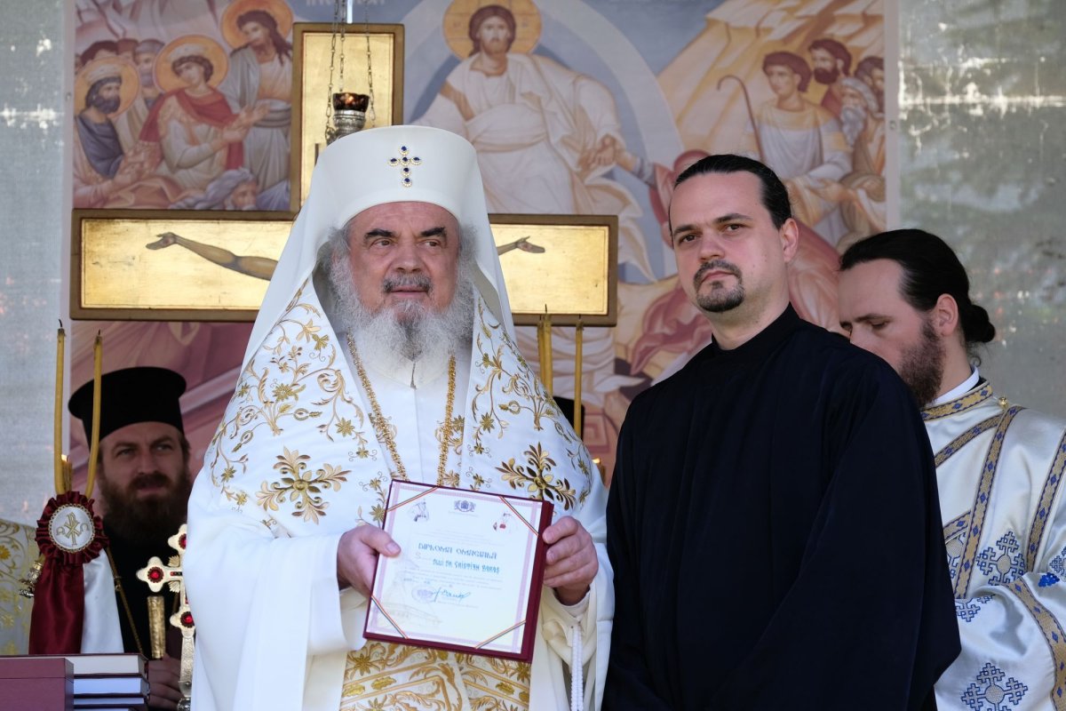 Sfințirea unei mănăstiri reînviate din Prahova 116495