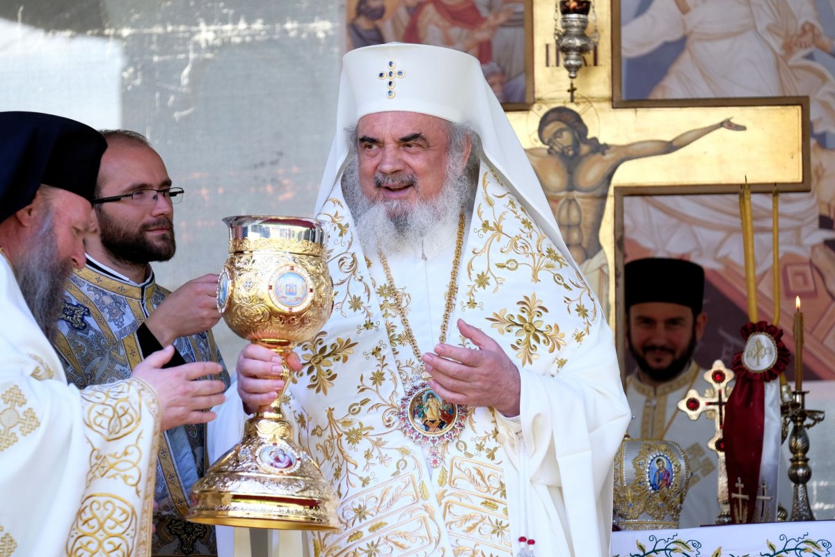 Sfințirea unei mănăstiri reînviate din Prahova 116497