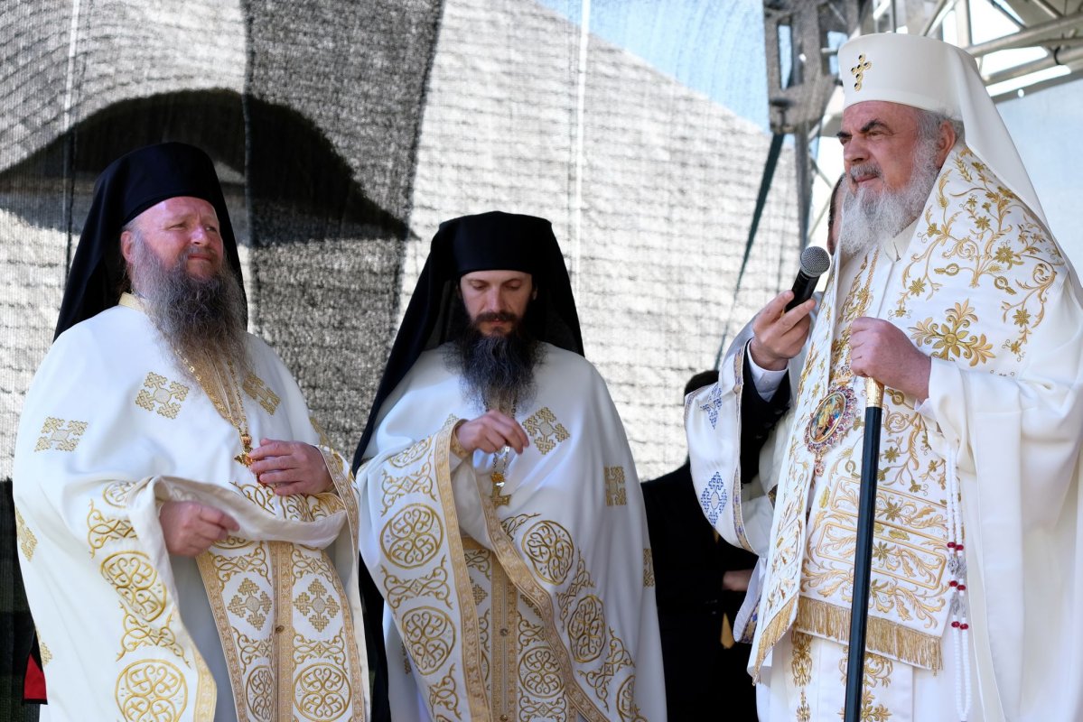 Sfințirea unei mănăstiri reînviate din Prahova 116498