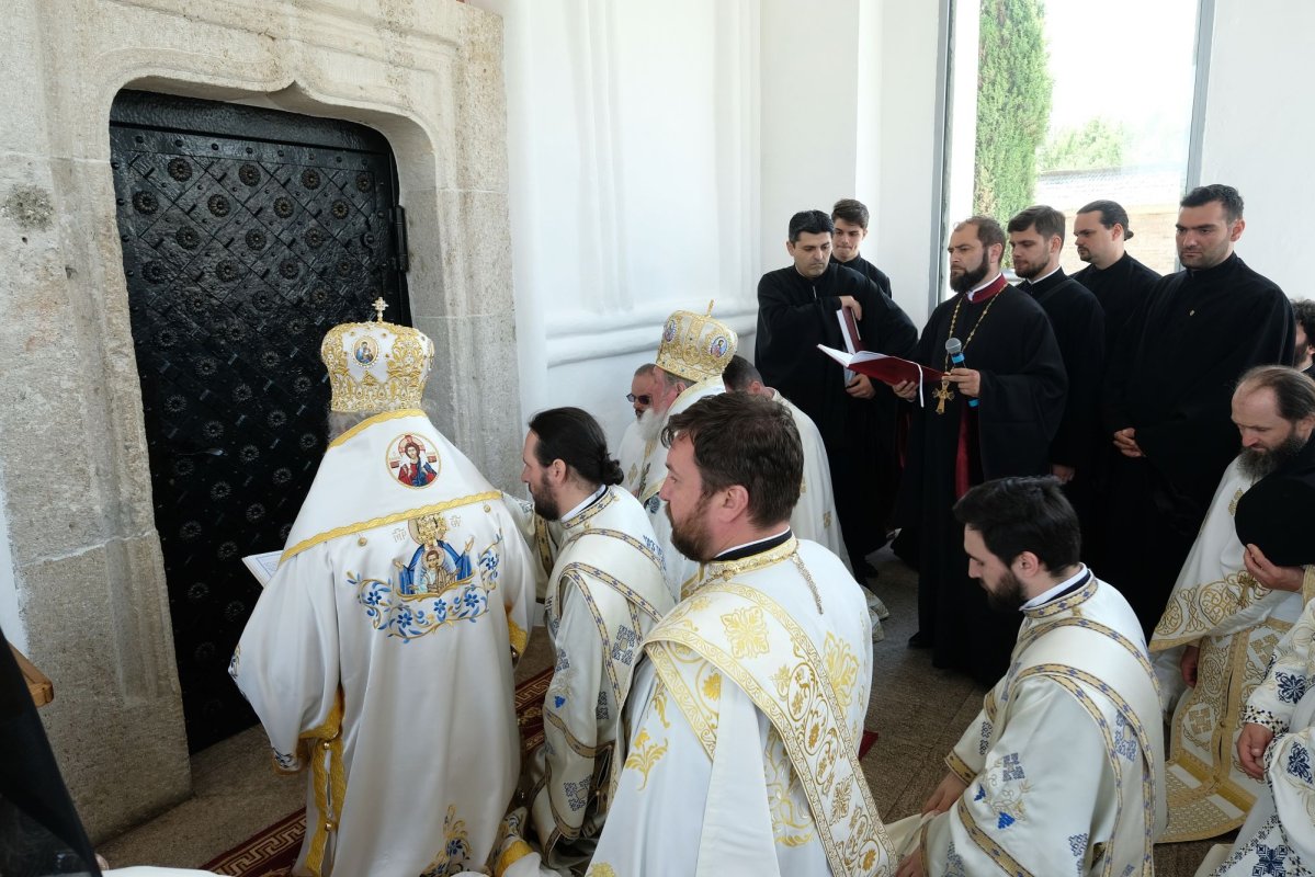 Sfințirea unei mănăstiri reînviate din Prahova 116503