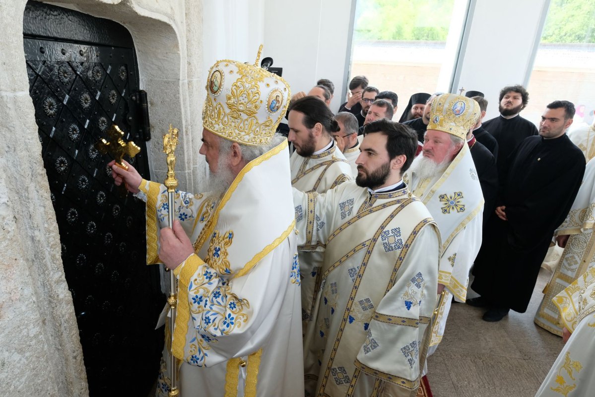 Sfințirea unei mănăstiri reînviate din Prahova 116504
