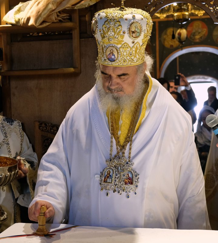 Sfințirea unei mănăstiri reînviate din Prahova 116505