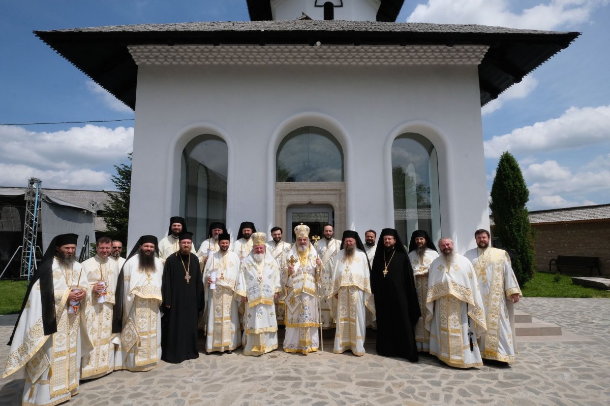 Sfințirea unei mănăstiri reînviate din Prahova 116506